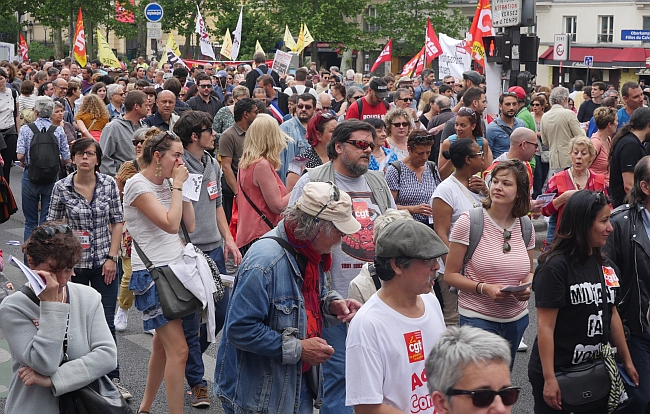 Fransa'da Kamu Çalışanları Hükümeti Protesto Etti