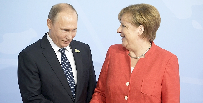 Putin Merkel'le İran Nükleer Krizini Görüştü