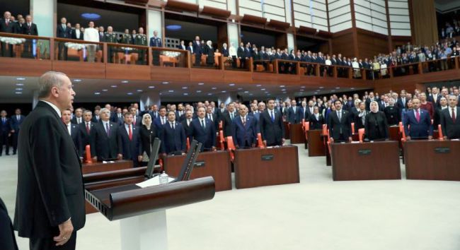 Yeni Sistemin İlk 'Başkanı' Erdoğan And İçti