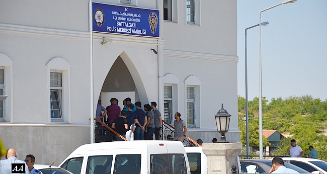 Karakolda Dehşet! Polisin Boğazını Kesti