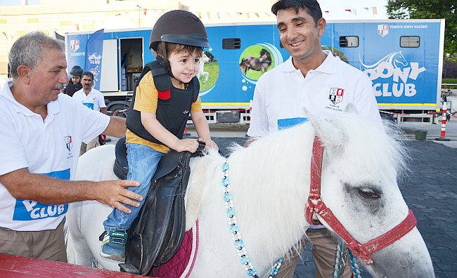 Pony Club Çocuklarla Buluştu