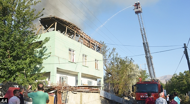 Yangın Paniği.. Bahçede Başladı, Evlere Sıçradı