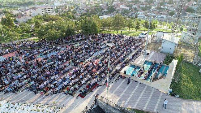 Bayram Namazı İçin Camilere Akın