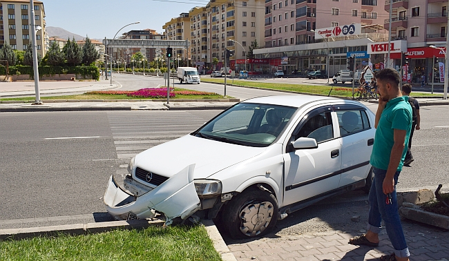 Kaza Yapan Otomobilde 4 Kişi Yaralandı