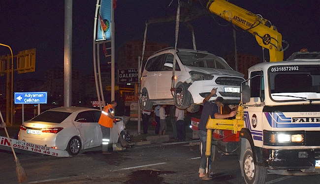 İki Oto Çarpıştı, 4 Kişi Yaralandı