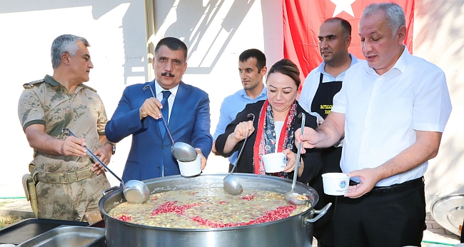 İnönü'de Konferans ve Özal'da Aşure Günü