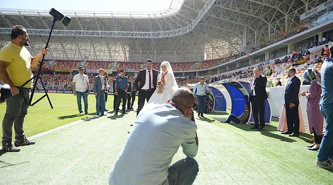 Stadyumda Düğün Fotoğrafı