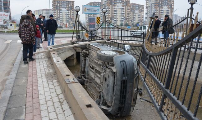 Araç Kanala Uçtu, Sürücü Yaralandı