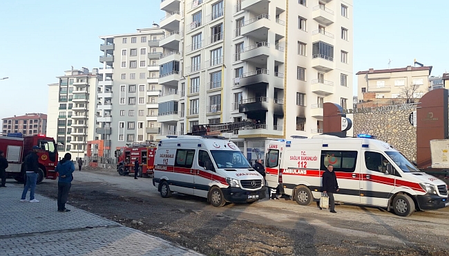 Apartmanda Yangın Çıktı, Çocuk Asansörde Kaldı