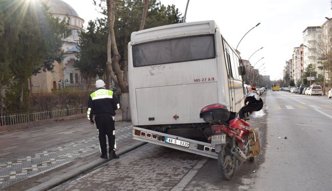 Motosikletli Duran Midibüse Çarptı