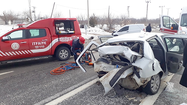 2 Yaralı Otomobilde Sıkıştı, İtfaiye Çıkardı