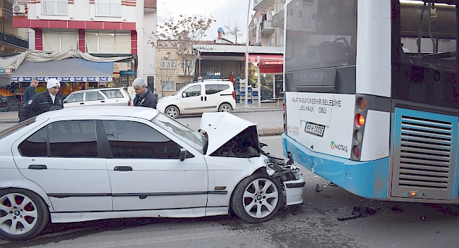 Otomobil Halk Otobüsüne Çarptı