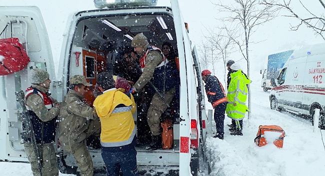 Ambulansla Kamyonet Çarpıştı, 5 Yaralı