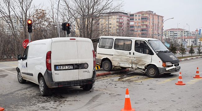 Çöşnük'teki Kazada 2 Kişi Yaralandı