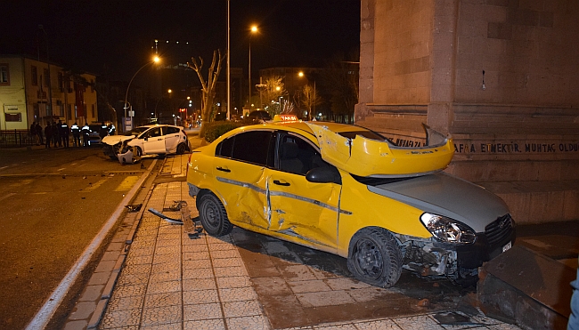 Anıt Kavşağında Trafik Kazası..