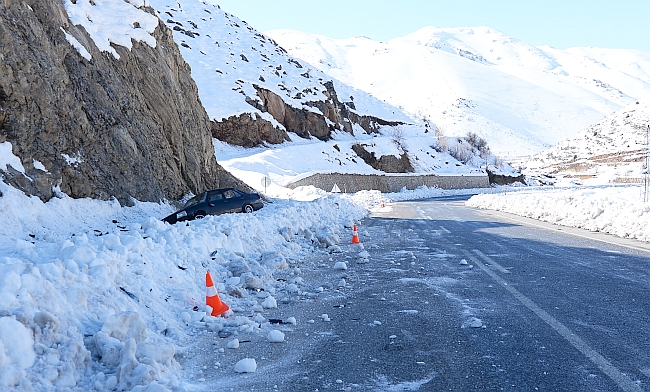 Buzdan Kayarak Devrilen Otoda 3 Yaralı