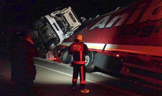 Kar Küreme Aracı Devrildi, Operatör Yaralandı