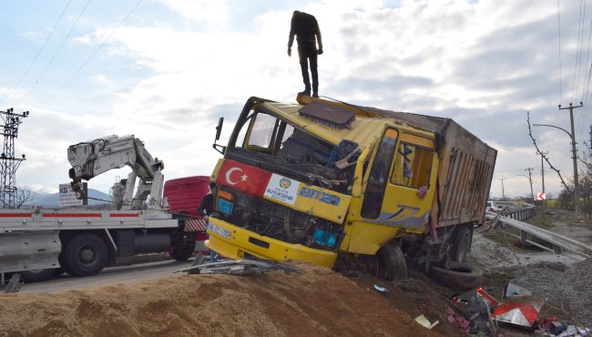 Freni Patlayan Kamyon Kaza Yaptı, Sürücü Ağır Yaralı