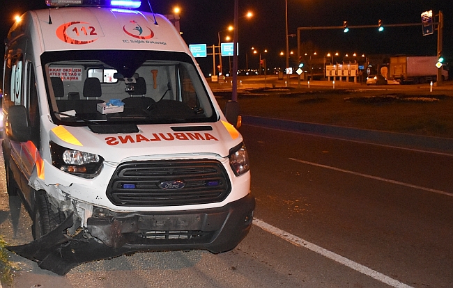 Ambulansla Otomobil Çarpıştı, 5 Yaralı..