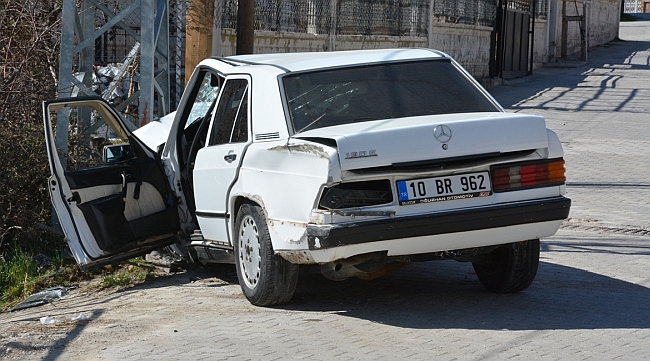 Otomobil Direğe Çarptı, Sürücü Yaralandı