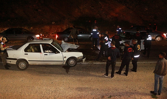 Trafik Kazalarında 1 Ölü, 8 Yaralı