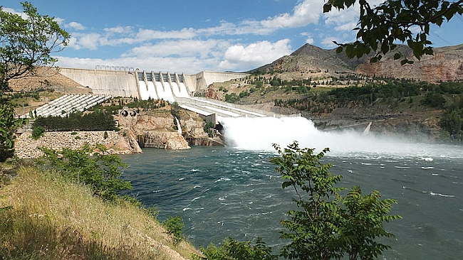 Karakaya Barajı da Kapak Açtı