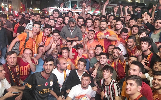 Galatasaray Taraftarları Şampiyonluğu Kutladı