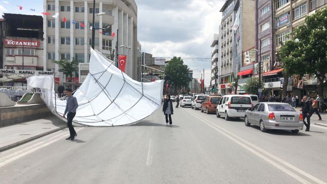 Şiddetli Rüzgar İftar Çadırlarını Uçurdu