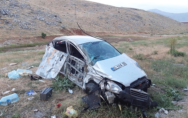 Otomobil Şarampola Uçtu: 2 Yaralı
