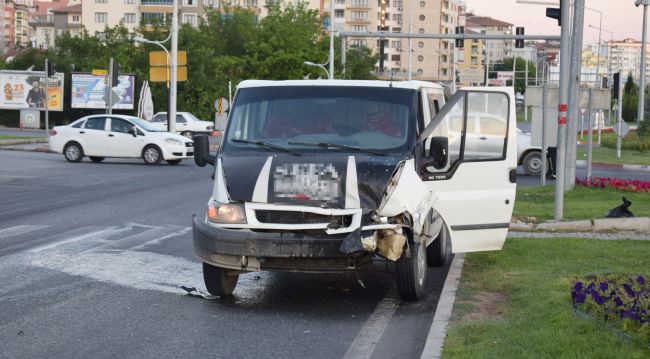 Çöşnük Kavşağında Yine Kaza.. 2 Kişi Yaralandı