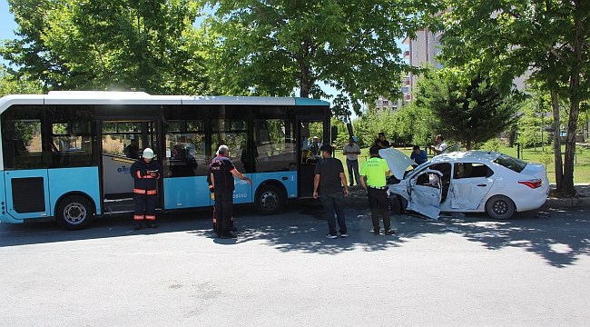 Halk Otobüsü ve Otomobil Çarpıştı, 7 Yaralı