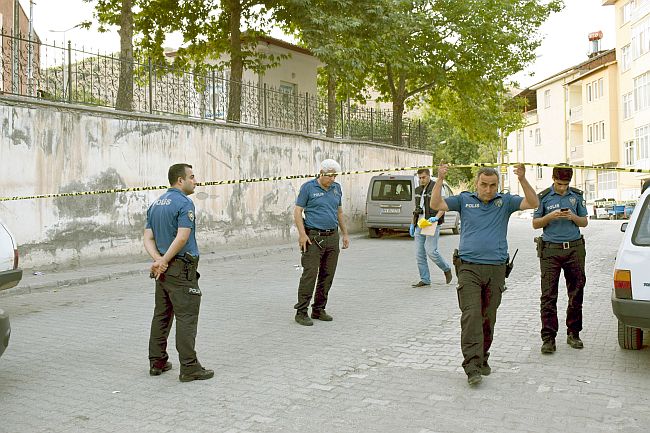 Çocukları Gösterilmeyince Silahla Kendini Vurdu