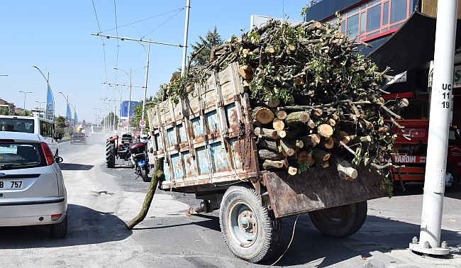 Traktör Çevre Yolu'nda Devrildi, Sürücü Yaralandı