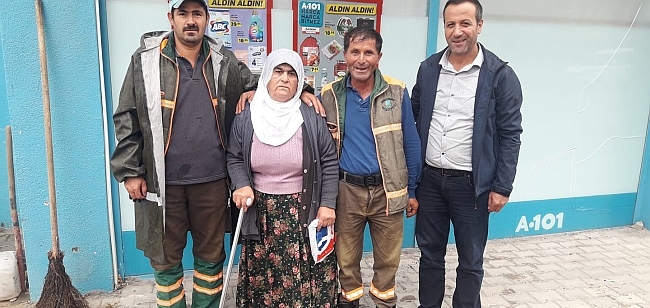 Yaşlı Kadının Kayıp Parasını Temizlik İşçileri Buldu