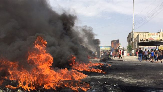 Irak'ta Göstericiler Kamu Binalarını Ateşe Verdi