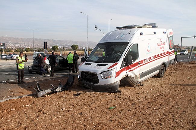 Malatya’ya Hasta Getiren Ambulans Kaza Yaptı