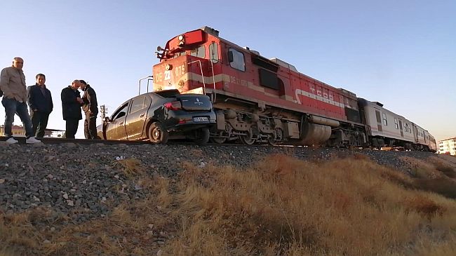 Malatya'dan Giden Tren Otomobile Çarptı...2 Ölü