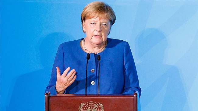 Merkel'den Irkçılık ve Antisemitizm Uyarısı