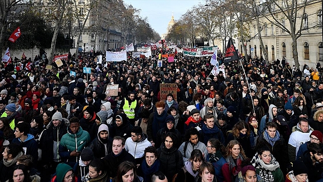 Fransa'da Macron Karşıtları Sokakta