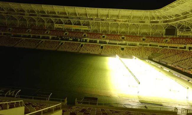 Yeni Malatya Stadı Çimlerine Bakım