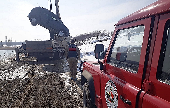 Otomobil Göle Düştü, 2 Kişi Son Anda Kurtarıldı