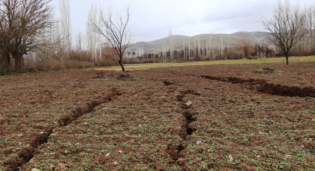 Depremde Oluşan Yarıklar Korkutuyor