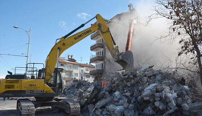 Ağır Hasarlı Bir Apartman Daha Yıkıldı