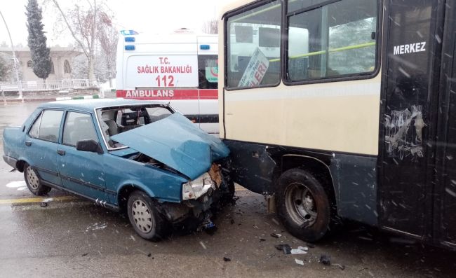 Mezarlıkta Trafik Kazası.. 3 Yaralı