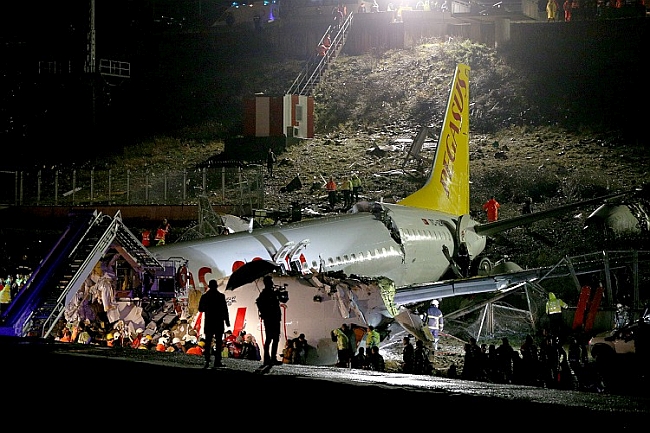 Yolcu Uçağı İnişte Piste Çarptı:3 Ölü 179 Yaralı