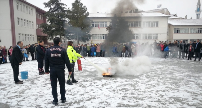 Öğrencilere Uygulamalı Yangın Eğitimi