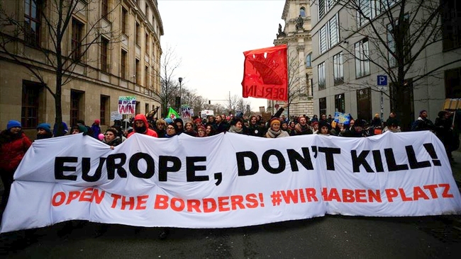 Almanya'da 'Sığınmacılara Kapıları Açın' Yürüyüşü