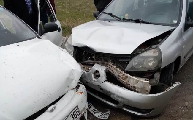 İki Otomobil Çarpıştı, 2 Kişi Yaralandı