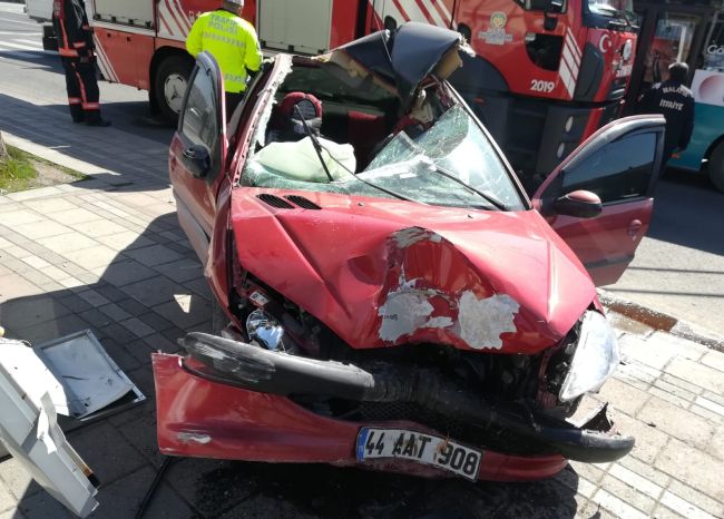Reklam Panosuna Çarpan Otomobilin Sürücüsü Yaralandı