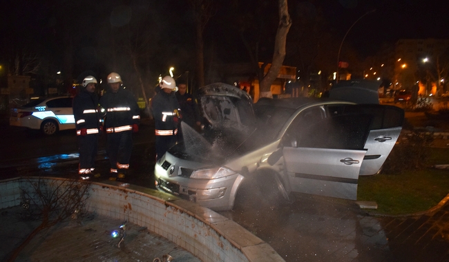 Kaza Yapan Otomobilde Yangın Çıktı.. 4 Yaralı